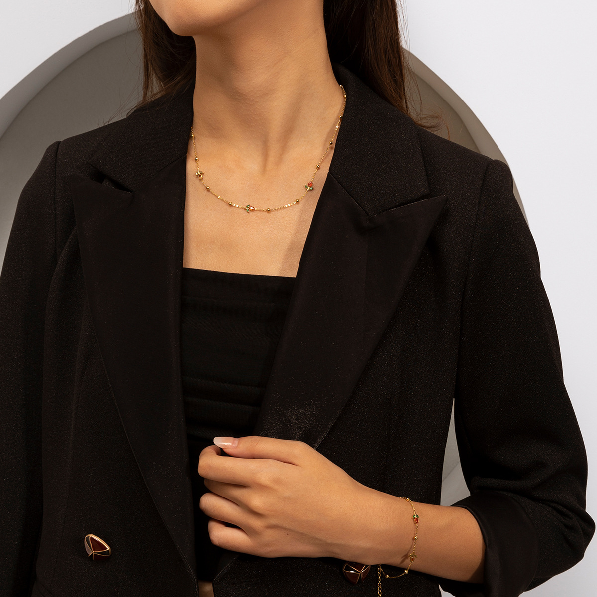 Collar de acero inoxidable de la UE y los Estados Unidos, lujo ligero, nicho de diseño universal, conjunto de joyas de rosa, venta caliente transfronteriza