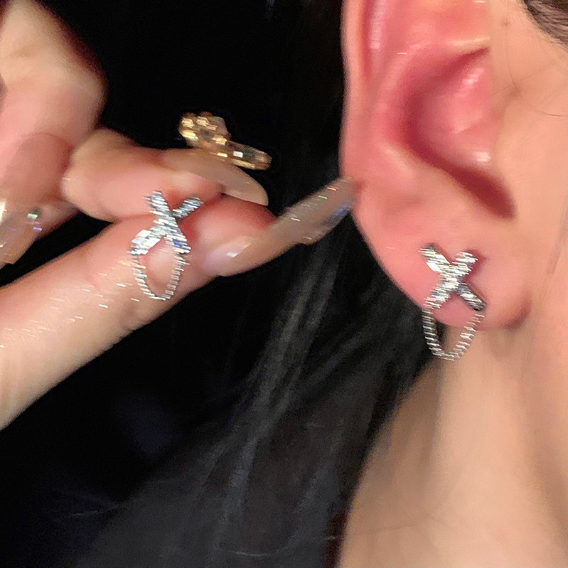 Diseño de nicho de alta gama borla larga sin orejas clip de oreja elegante estilo occidental de las mujeres cara-mirando pequeños nuevos pendientes de moda