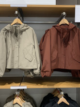 URAZ女装秋季休闲连帽短外套运动宽松夹克登山服防水冲锋衣479229