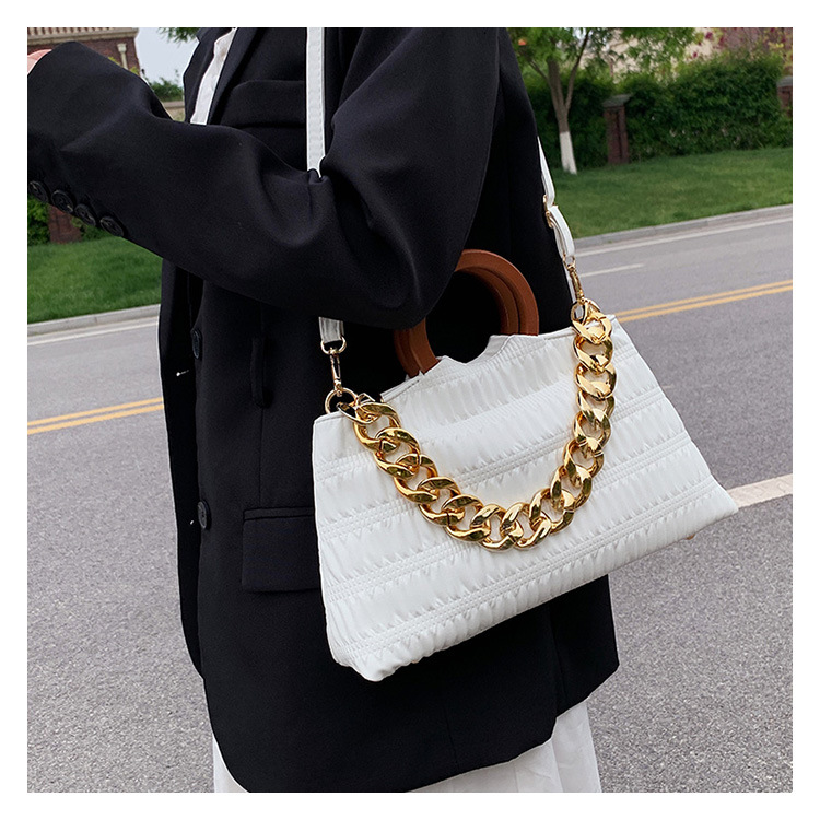 2022 New Fashion Chain Portable Round Handle Pleated Shoulder Handbag display picture 2