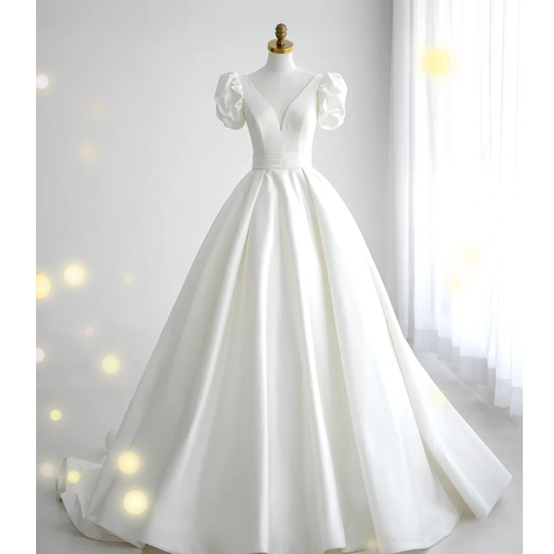 Vestido de novia ligero 2026, nuevo estilo, cuello en V, estilo francés, cola simple, satén, talla pequeña, venta al por mayor.