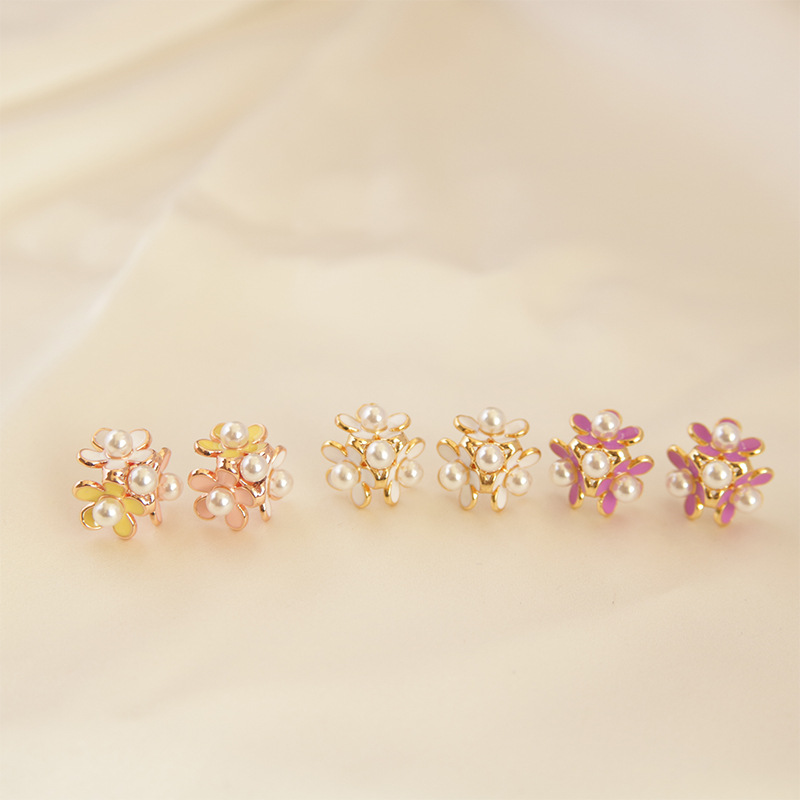 1 Pair Elegant Vintage Style Flower Imitation Pearl Artificial Pearls Ear Studs display picture 1