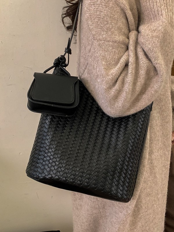 Diseño coreano de nicho de tejido bolso de cubo de agua de mujer nueva textura de alta calidad de hombro versátil bolso de tramo inclinado