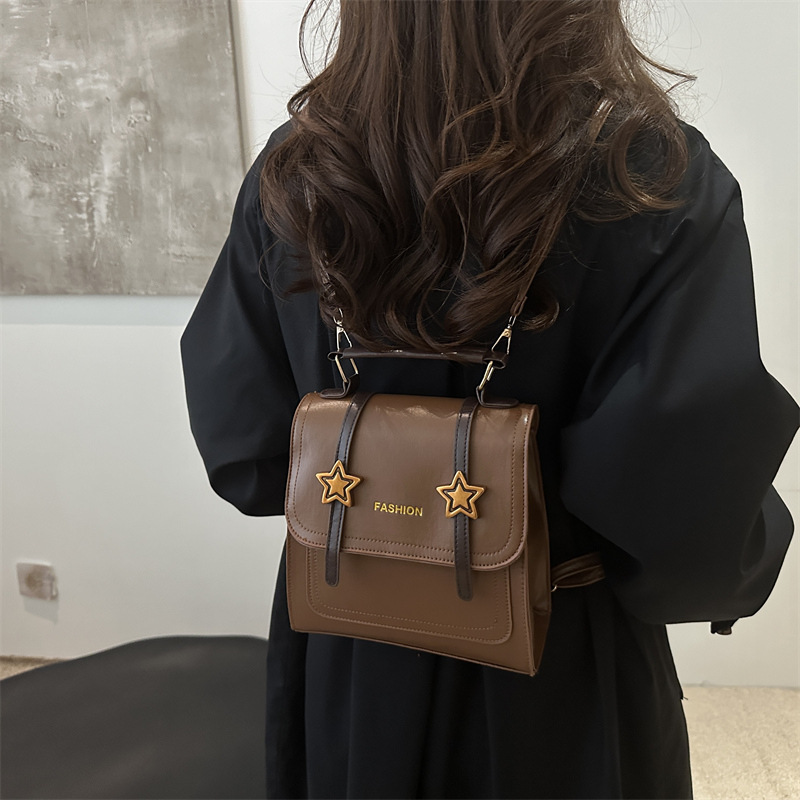 Mochila retro versátil para mujeres nicho diseño 2024 nueva moda alta textura mochila universitaria pequeña