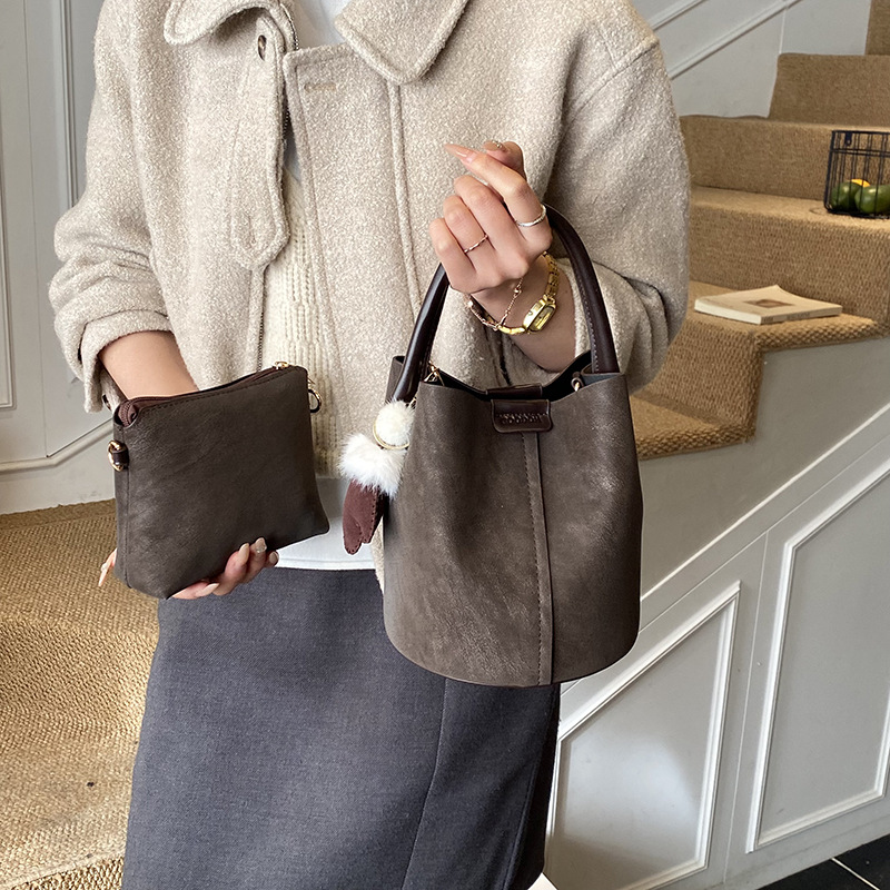 Bagos de cubo de mano de alta sensación de 2025 nuevo retro de hombro de una mujer bolso de alta sensación de bolso de mujer