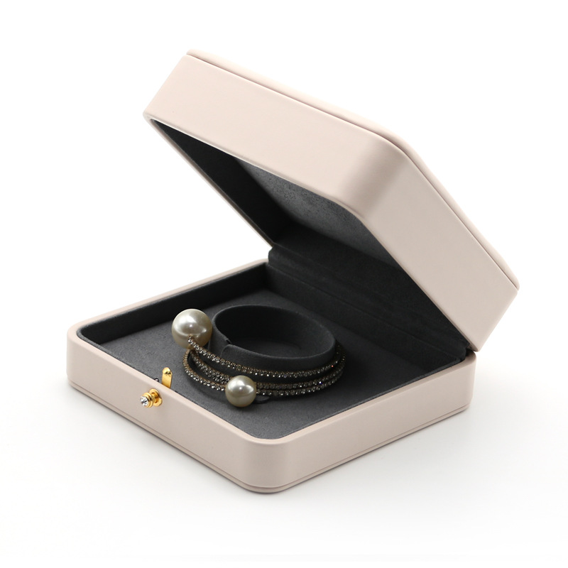 Beige PU cuero caja de joyería caja de anillos caja de collares colgante caja de pendientes caja de broches caja de brazaletes