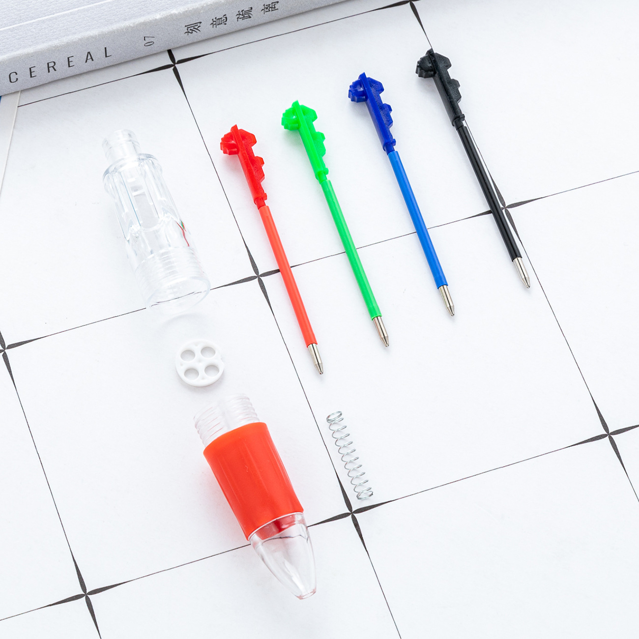 Mini bolígrafo de dibujos animados de cuatro colores se puede llevar a dibujos animados con bolígrafo de cuentas de mano de color bolígrafo de plástico de estudiantes al por mayor
