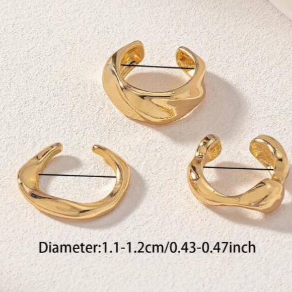 Orecchini a clip in oro, minimalisti, eleganti e unici, dalla forma irregolare, composti da 3 pezzi._voghion.com