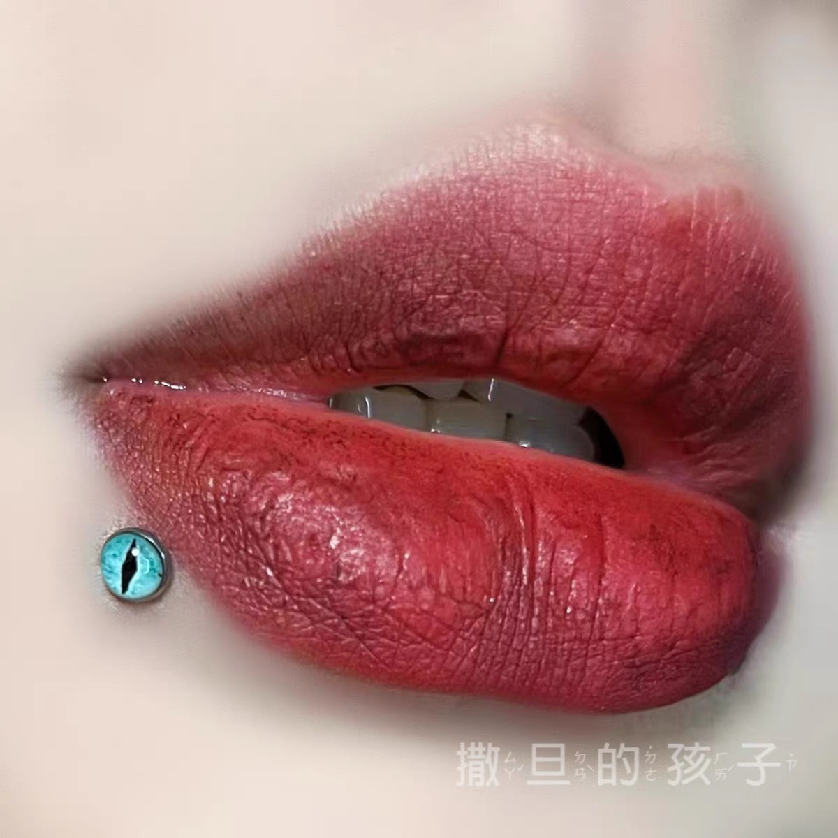 Silver pointed spike labret stud material detail
