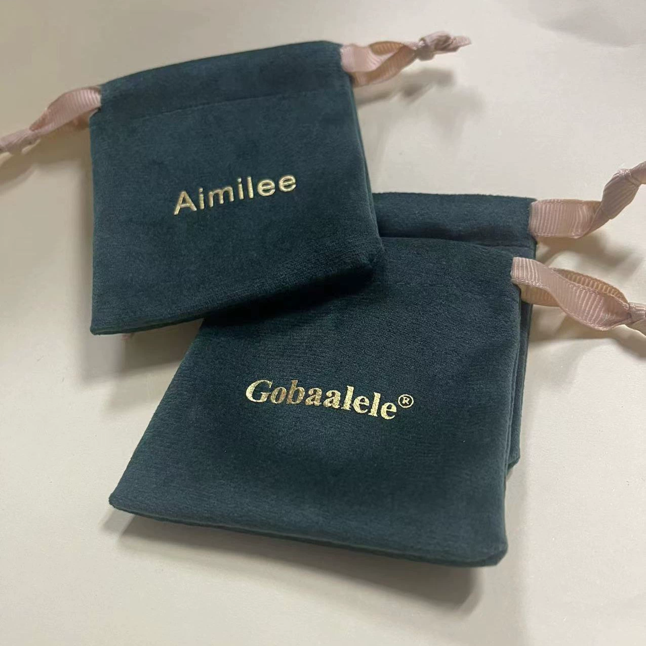 Темно-зеленый бархатный мешочек на завязках с золотым тиснением, для украшений, подарков, хранения браслетов и других украшений.