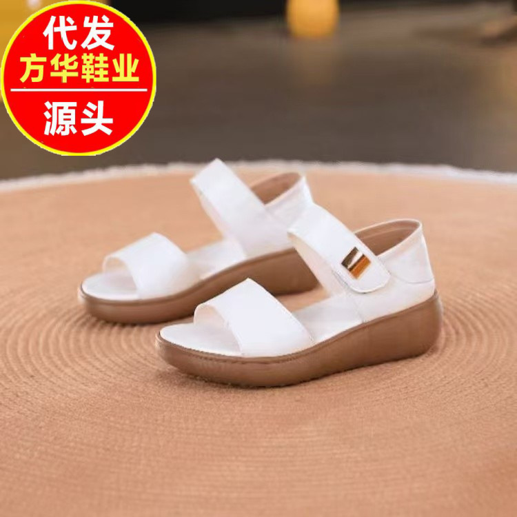 2026 verano nuevo cuero suave con una palabra con sandalias de talón de pendiente para mujeres Velcro ligero antideslizante zapatos casuales de mediana edad