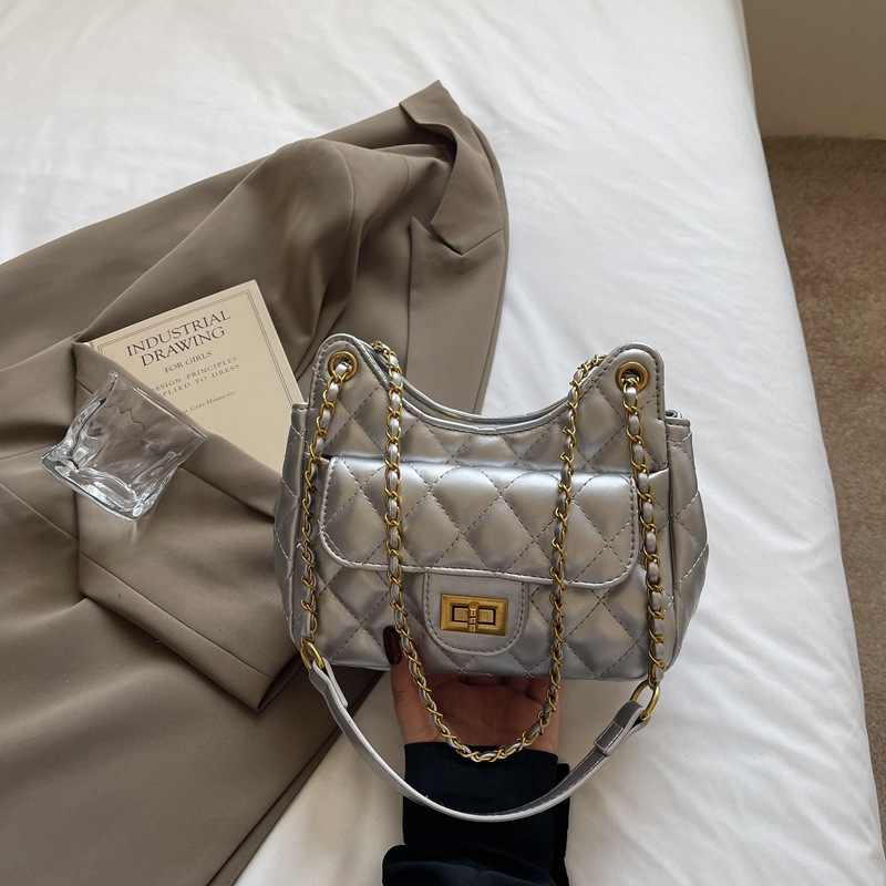 女性のためのハイエンドの質感の菱形チェーン脇の下バッグ 2024 新しいトレンディな多用途人気の小さな正方形のバッグシングルショルダークロスボディバッグ