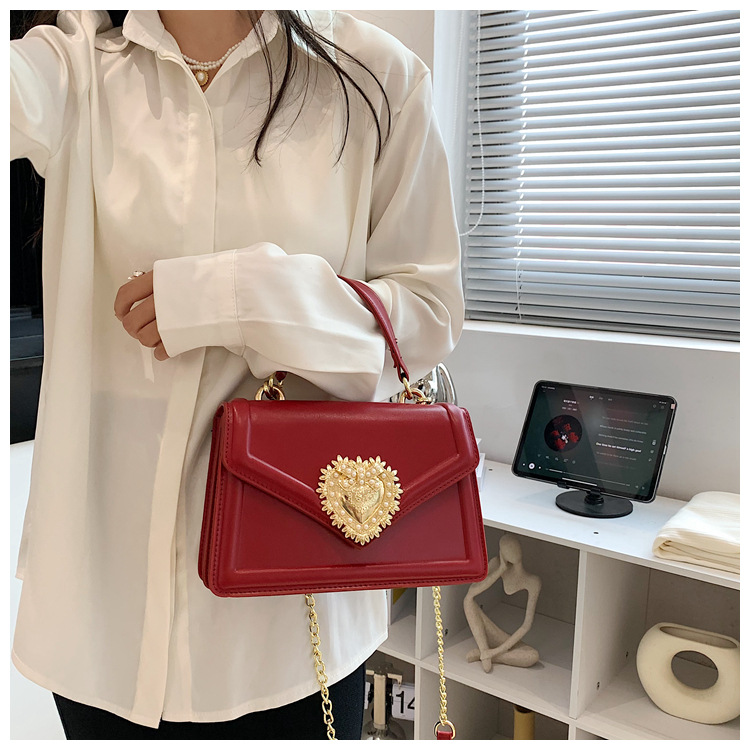 Bolsas Nova Moda Bolsa Feminina Bolsa Transversal de Alta Qualidade Bolsa Feminina com Corrente Bolsa Love Pearl Estilo Europeu e Americano Bolsa Quadrada Pequena_voghion.com