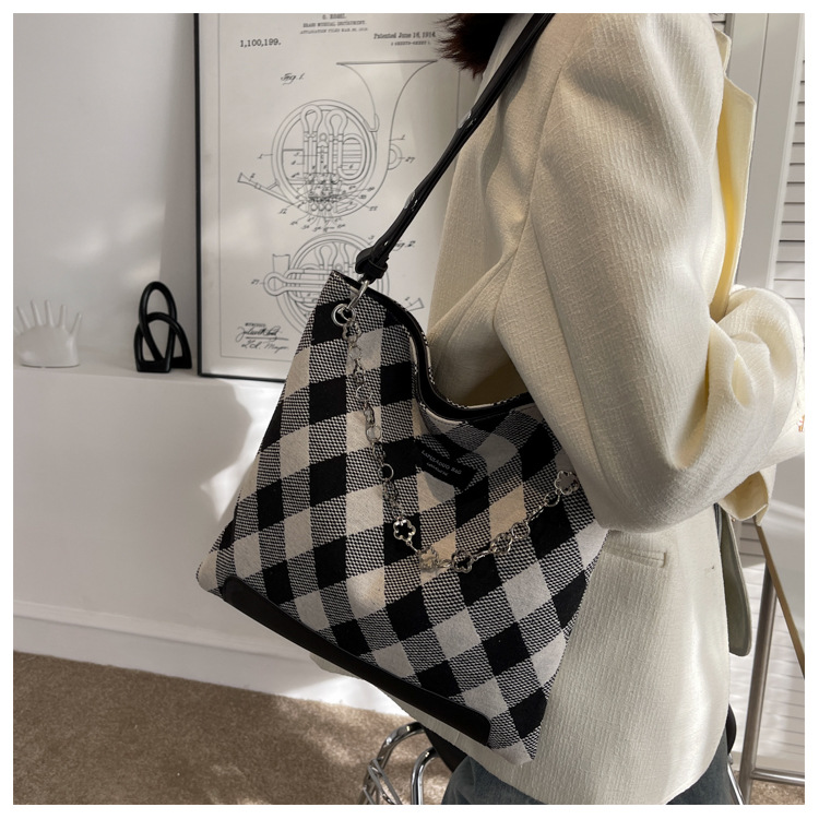 Simple and casual largecapacity shoulder tote bag womens checkerboard tote bagpicture4