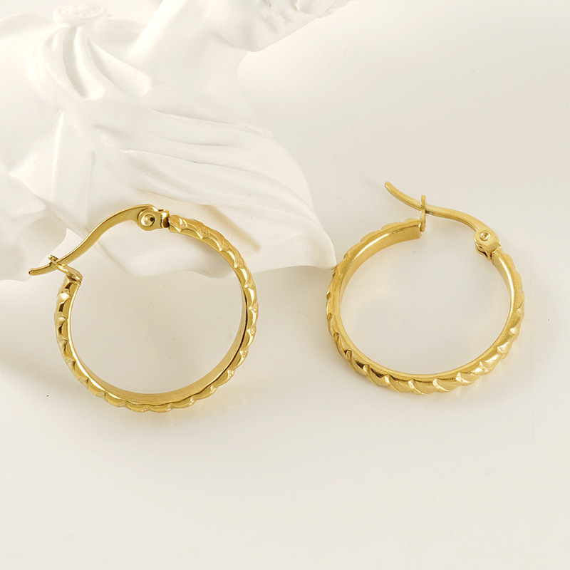 18K oro nicho diseño sentido oído hebilla de acero inoxidable pendientes femeninos europeos y americanos de titanio de acero retro liso anillo pendientes femeninos