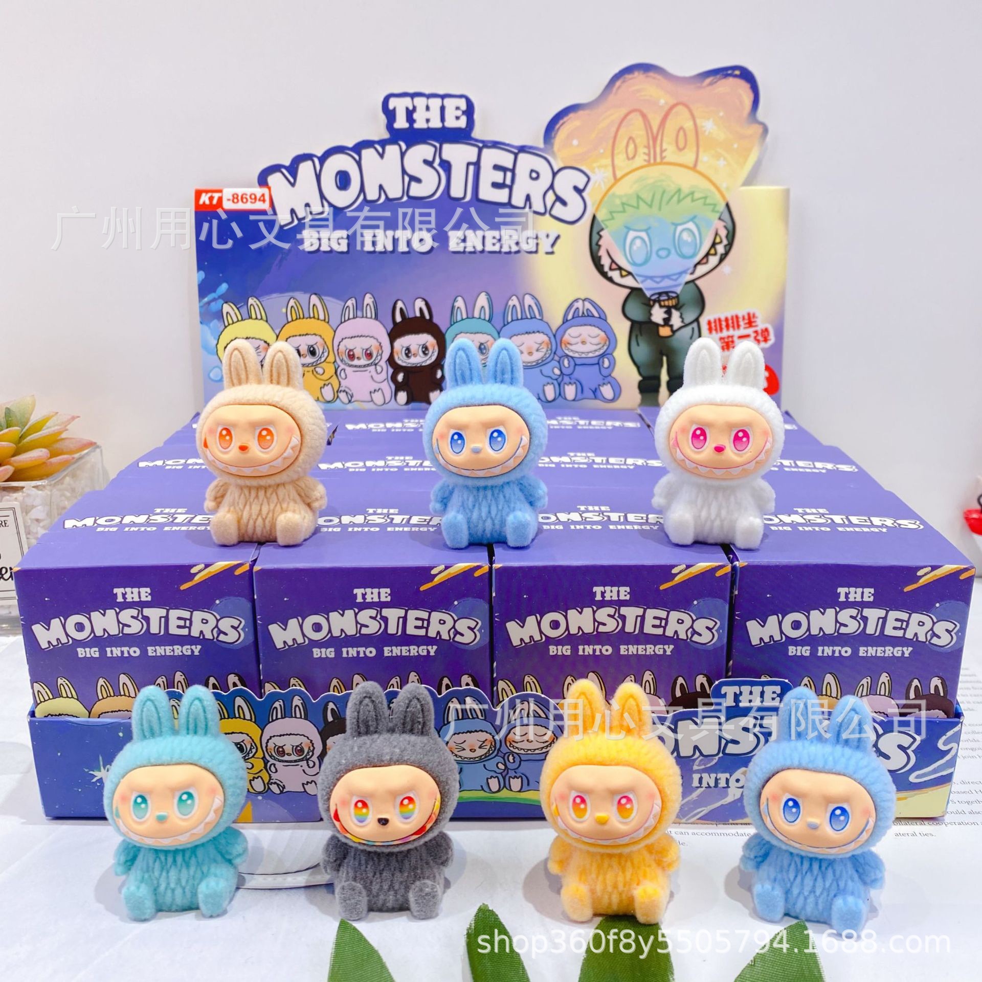 Caja ciega flocada de dibujos animados de tela rabu, lindo y lindo grano de alto valor, mini muñeca, modelo de decoración de escritorio, regalo