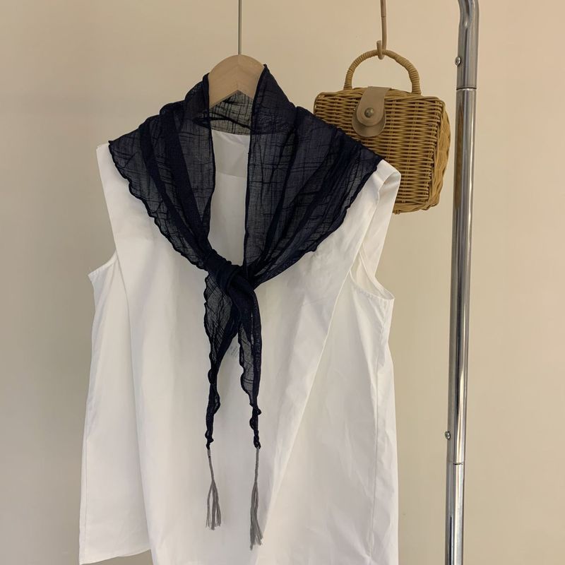 日本系綿麻三角スカーフの女性の単色の掛けは春と秋の薄いタイプのしわのシルクタオルに合わせてファッション的なマフラーを巻いています。|undefined