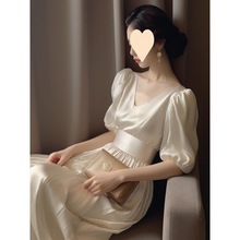 白色缎面连衣裙法式气质名媛高端精致女神范设计感泡泡袖长裙女夏