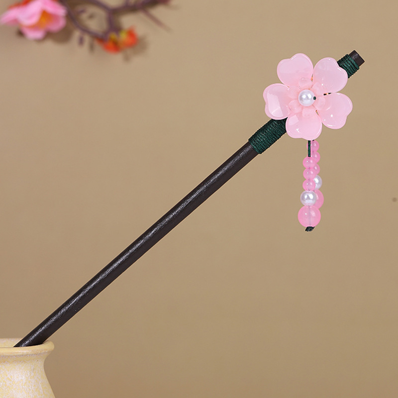 古風のかんざしの流蘇歩は木のかんざしの子供を揺らします。|undefined