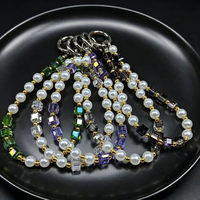 Wholesale cross-border new light luxury crystal Japanese and Korean style high-end mobile phone chains, handmade beaded keychains, and bag pendants Wholesale cross-border new light luxury crystal Japanese and Korean style high-end mobile phone chains, handmade beaded keychains, and bag pendants