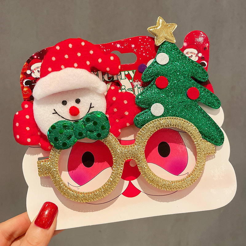 クリスマスツリーの帽子insパーティーは写真を撮って眼鏡を飾っています。子供の大人は祝日のプレゼントを飾っています。|undefined