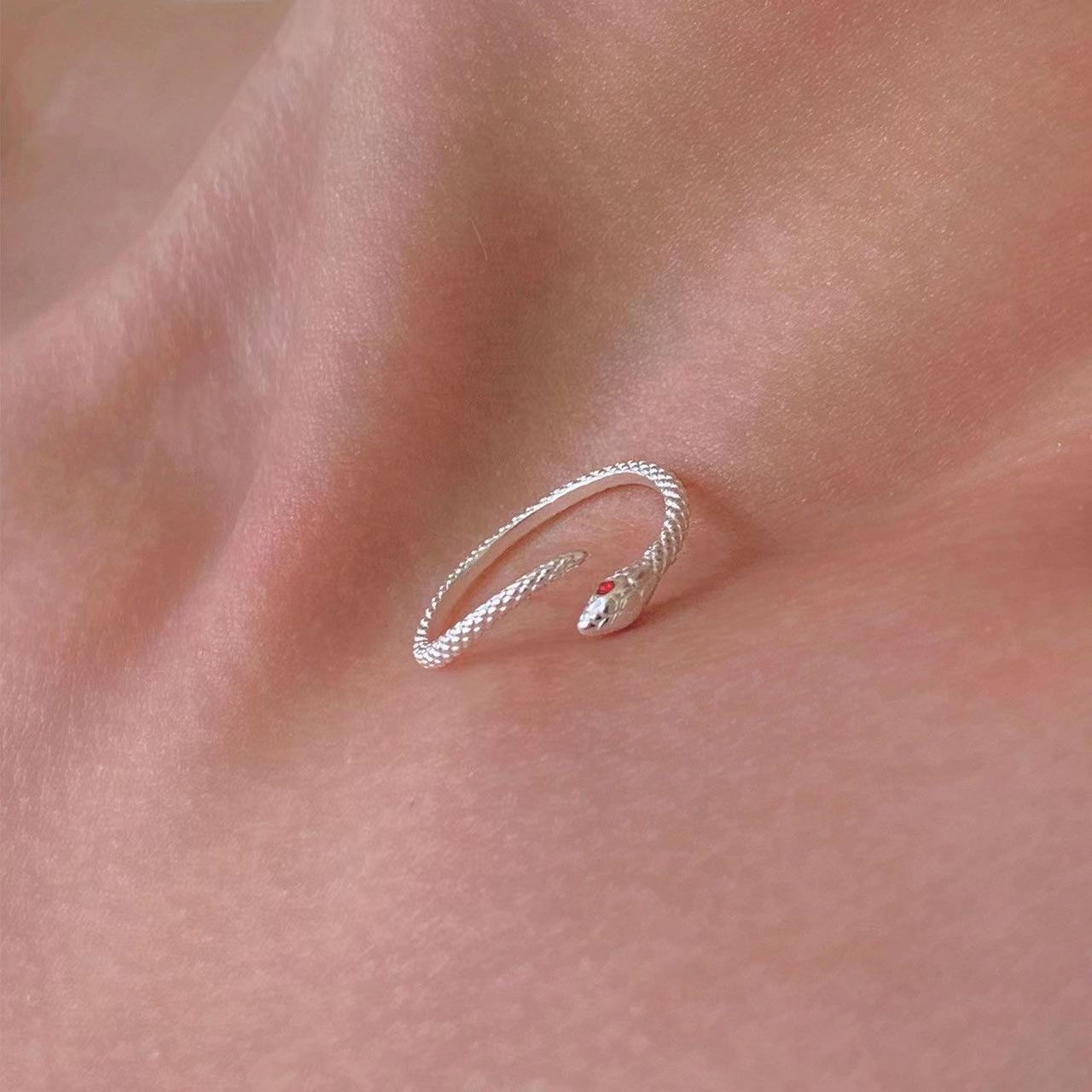Minimalistisk ormring med röda ögon designersmycke_voghion.com