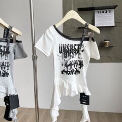 辣妹字母印花斜领露肩短袖T恤女夏季新款修身不规则飘带上衣chic