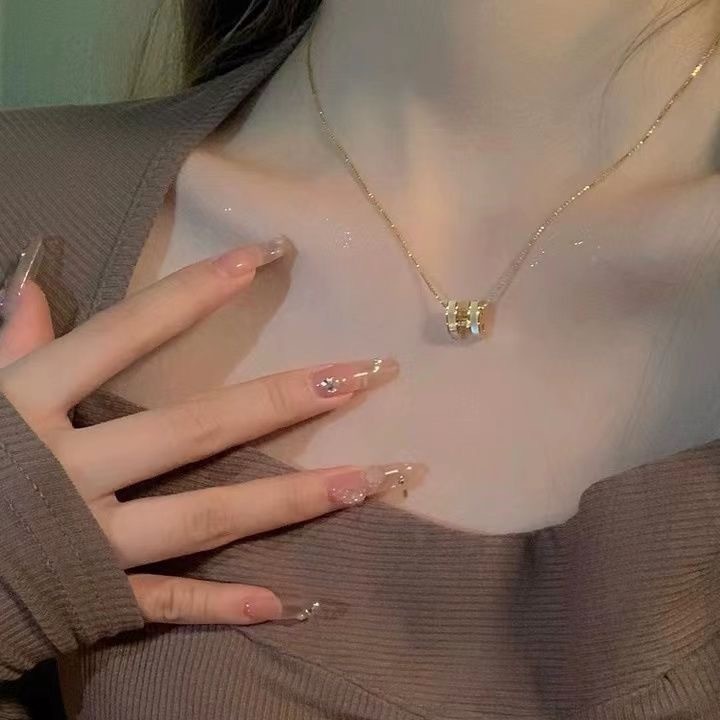 本物の金メッキジルコンのアルファベットのペンダントのネックレスは小さくてシンプルです。|undefined