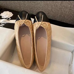フランス式の靴の女性の経典の小さい香風の蝶結びの平底のバレエの靴の丸い頭の浅い口の菱格の羊皮の女性の靴