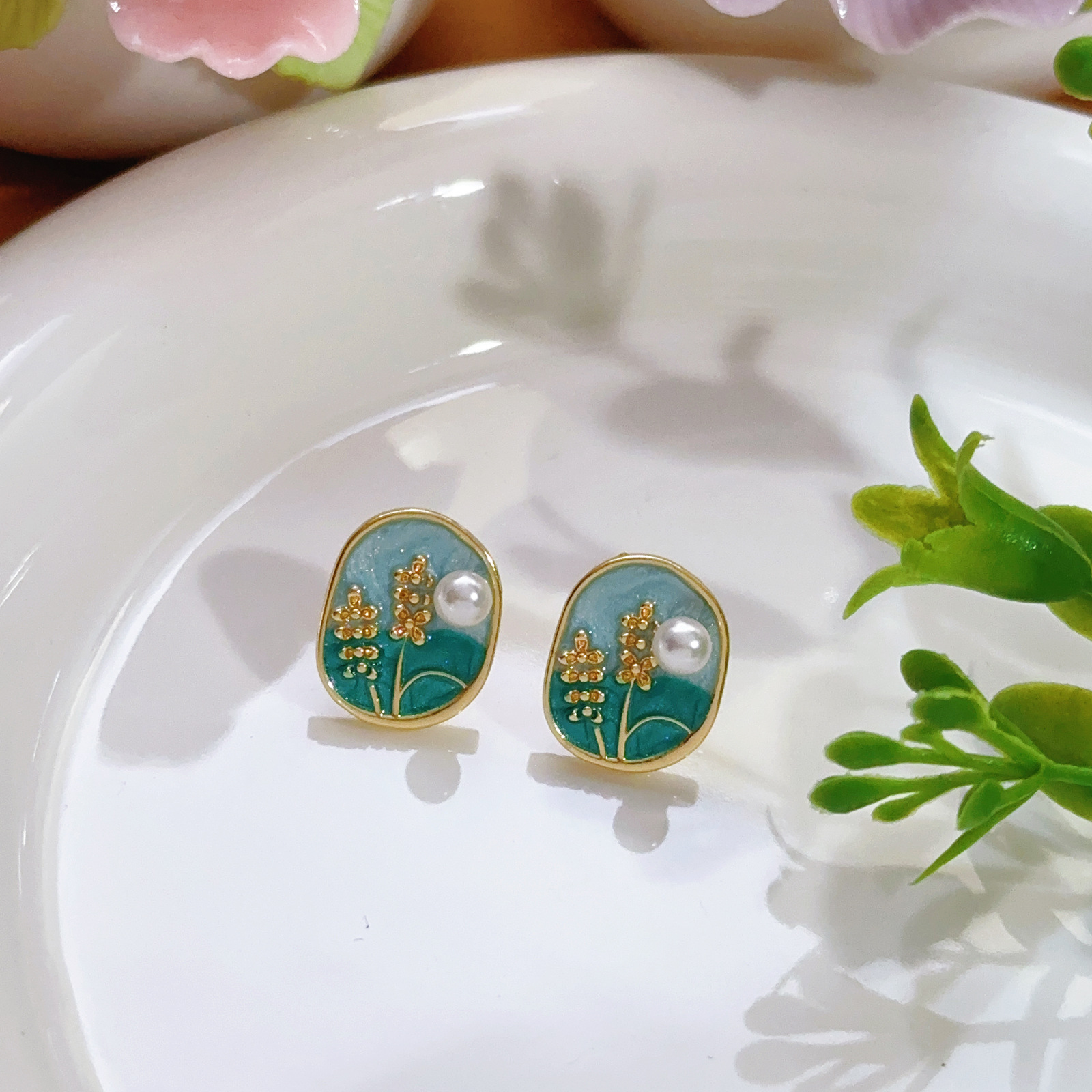 Pendientes de perlas Zhuji, temperamento blanco francés, pendientes antiguos, desplazamientos diarios, lujo ligero, joyería de orejas de alta gama al por mayor