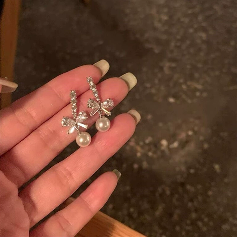 Серебряная игла из жемчуга, zirconium с бантом, небольшие дизайнерские длинные серьги, образец 925 серебра, тренд сезона, стиль легкой роскоши, французский стиль