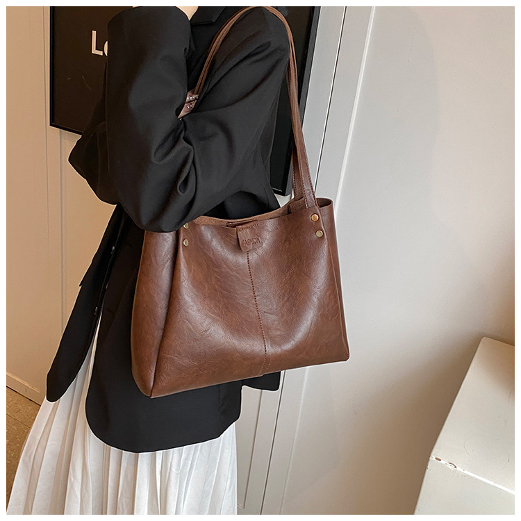 The new 2024 autumn collection features a retro, simple, large-capacity, solid-color, fashionable and individual single-shoulder underarm tote women's bag undefined