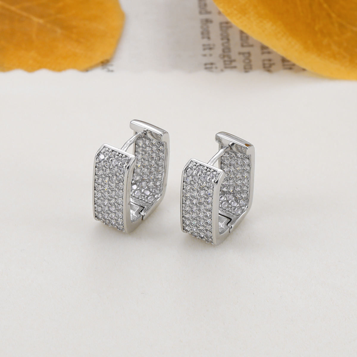 Pendientes cuadrados de moda de moda transfronteriza con incrustaciones de circón de cobre chapado en oro de 18k, pendientes de diamantes completos en forma de U de lujo ligero