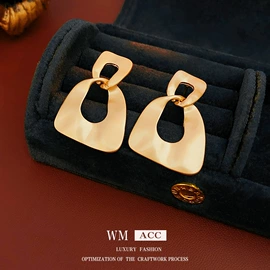 耳环;项链;手链