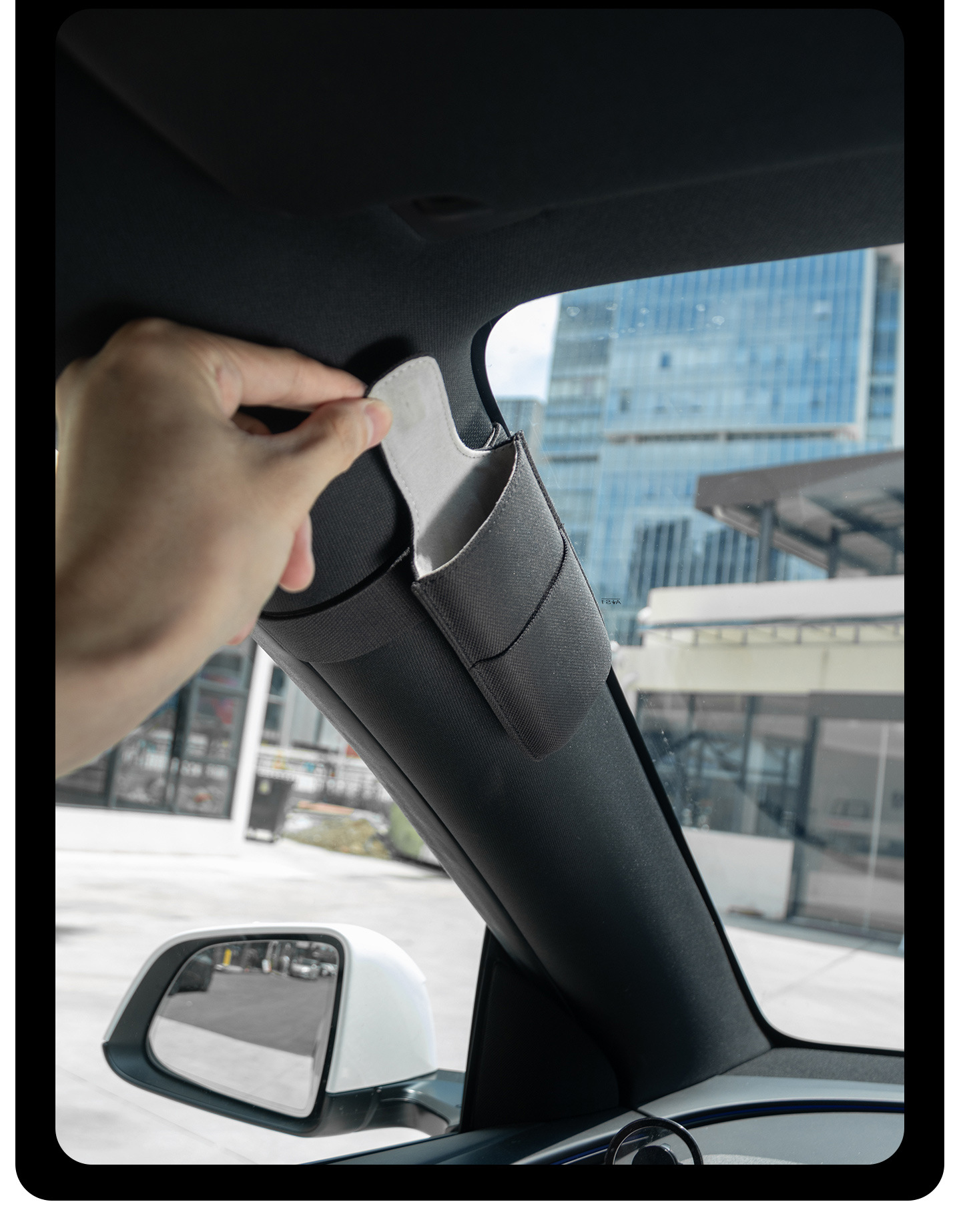 Suitable for Tesla's New Model Y/Yl Car-Mounted Glasses Case, Magnetic Absorption Clip, Car-Mounted Sunglasses Storage Box