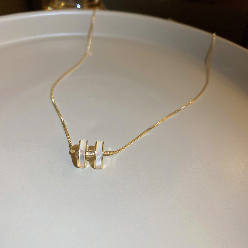 Corea del Sur ins elegante luz de lujo pendientes de estilo frío pendientes de cercanías simples para mujeres Aguja de plata circón letra fritillary pendientes