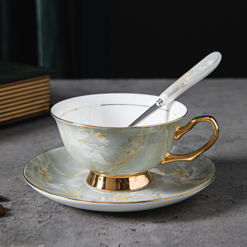 Cerámica Retro de porcelana de hueso de alto valor Juego de taza de café de estilo europeo Juego de té de la tarde Caja de regalo Taza de té de alta calidad Taza y platillo