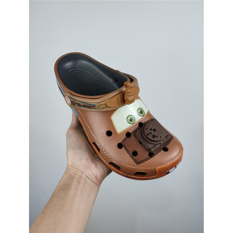 Putian Crocs Mater versatile clogs for men and women, featuring a Minion design from Cars, with anti-slip features Putian Crocs Mater versatile clogs for men and women, featuring a Minion design from Cars, with anti-slip features