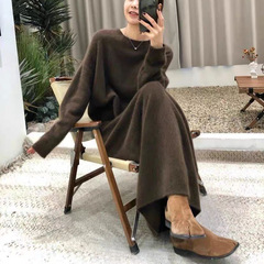 韓国版のファッションの怠惰な風の灰色のセーターのスーツの女性の秋冬の新型の気質はやせている半身のスカートのニットの2つのセットを現します。