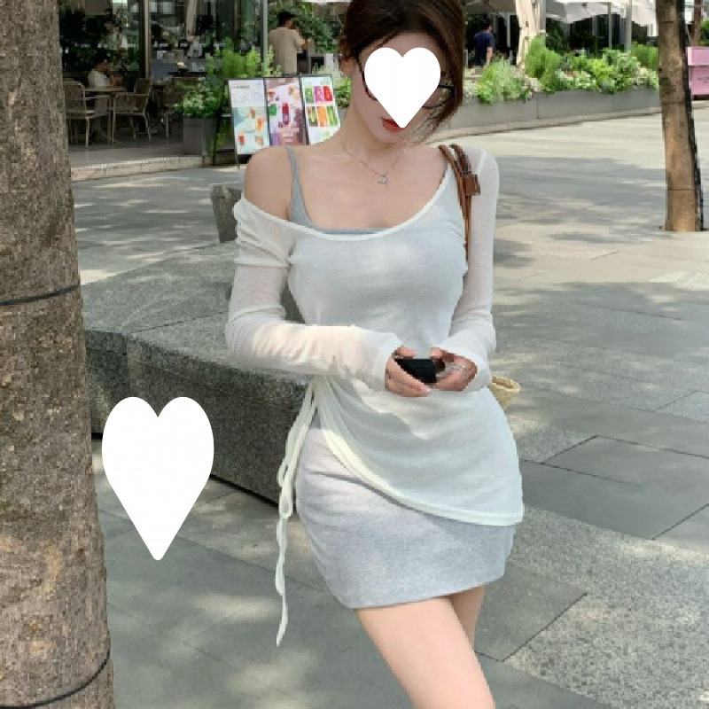 흰색 상의 + 회색 서스펜더 스커트