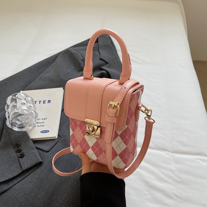 Alta sensación Lingerie mini bolso para mujeres 2024 nuevo Lingerie bolso cuadrado universal bolso de nicho de diseño exterior bolso de hombro