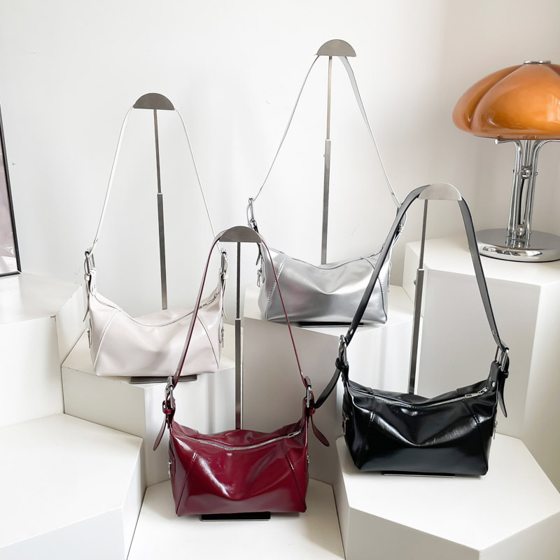 Bolso de diseño de nicho para mujeres 2025, nuevo bolso de hombro universal de verano, bolso de palo casual de aire extranjero, bolso de brazo extranjero