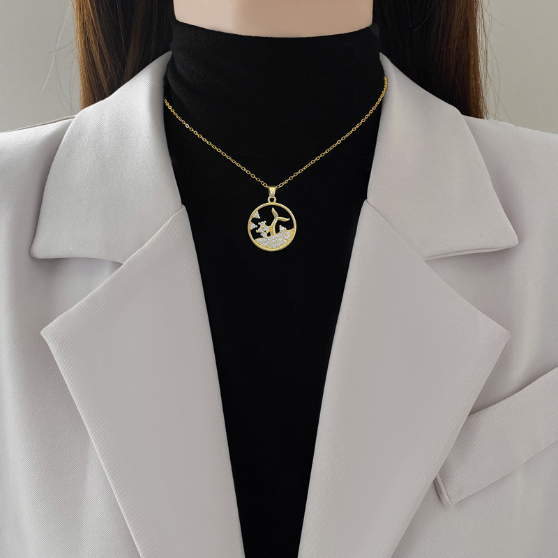 Cola de pez salpicada de agua lujosa ligera temperamento magnífico collar de diamante completo de la mujer cadena de clavícula de acero de titanio