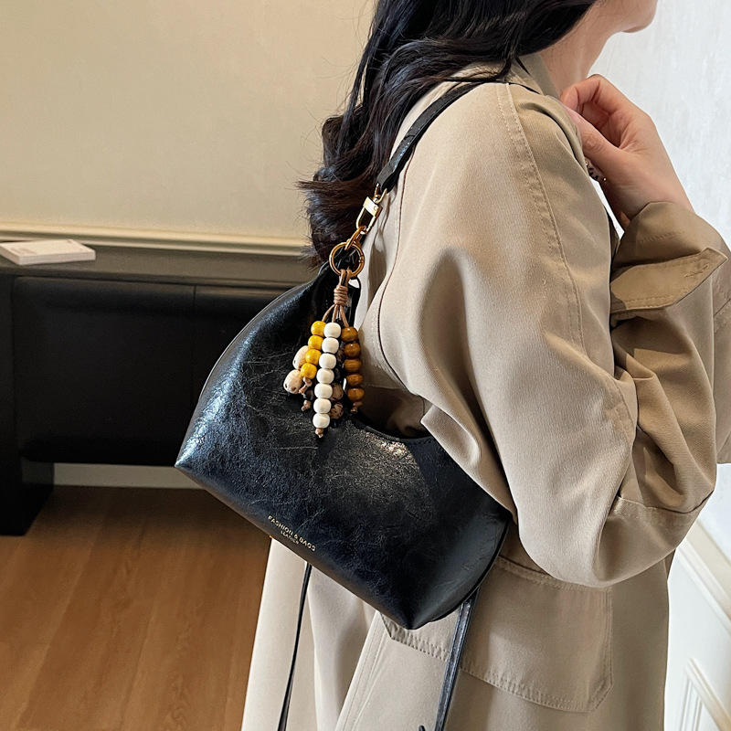 Bolsa de cuero suave retro, bolso de brazo de mujer de estilo extranjero, bolso de hombro de un solo hombro, 2025 nuevo bolso de mano.