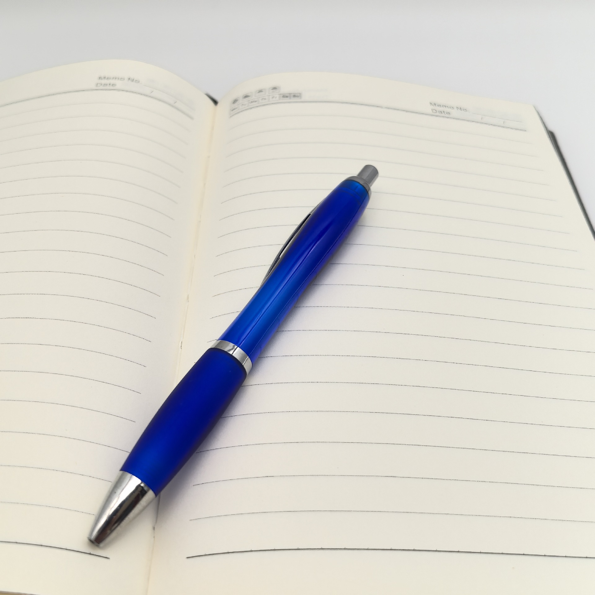 Estilo clásico bolígrafo de calabaza transparente color publicidad bolígrafo de bolas publicitario personalizado bolígrafo de regalo venta al por mayor