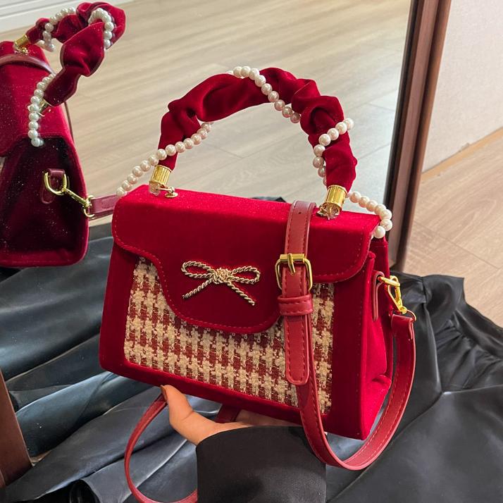 Bolso cuadrado pequeño de mano rojo de alta gama para mujer 2025 nuevo bolso de dama de honor de pata de gallo bolso de novia cruzado de estilo occidental de todo fósforo
