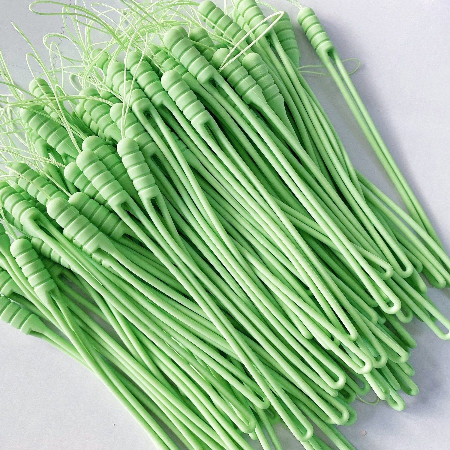 En stock al por mayor de teléfono móvil lanyard Speaker U disco auricular caja taza de agua Cordón de silicona líquida corta cuerda de mano de ventilador pequeño