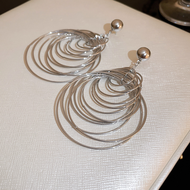 Pendientes de círculo de estilo de metal de moda diseño personalizado de alta calidad pendientes europeos y americanos exagerados elegantes al por mayor