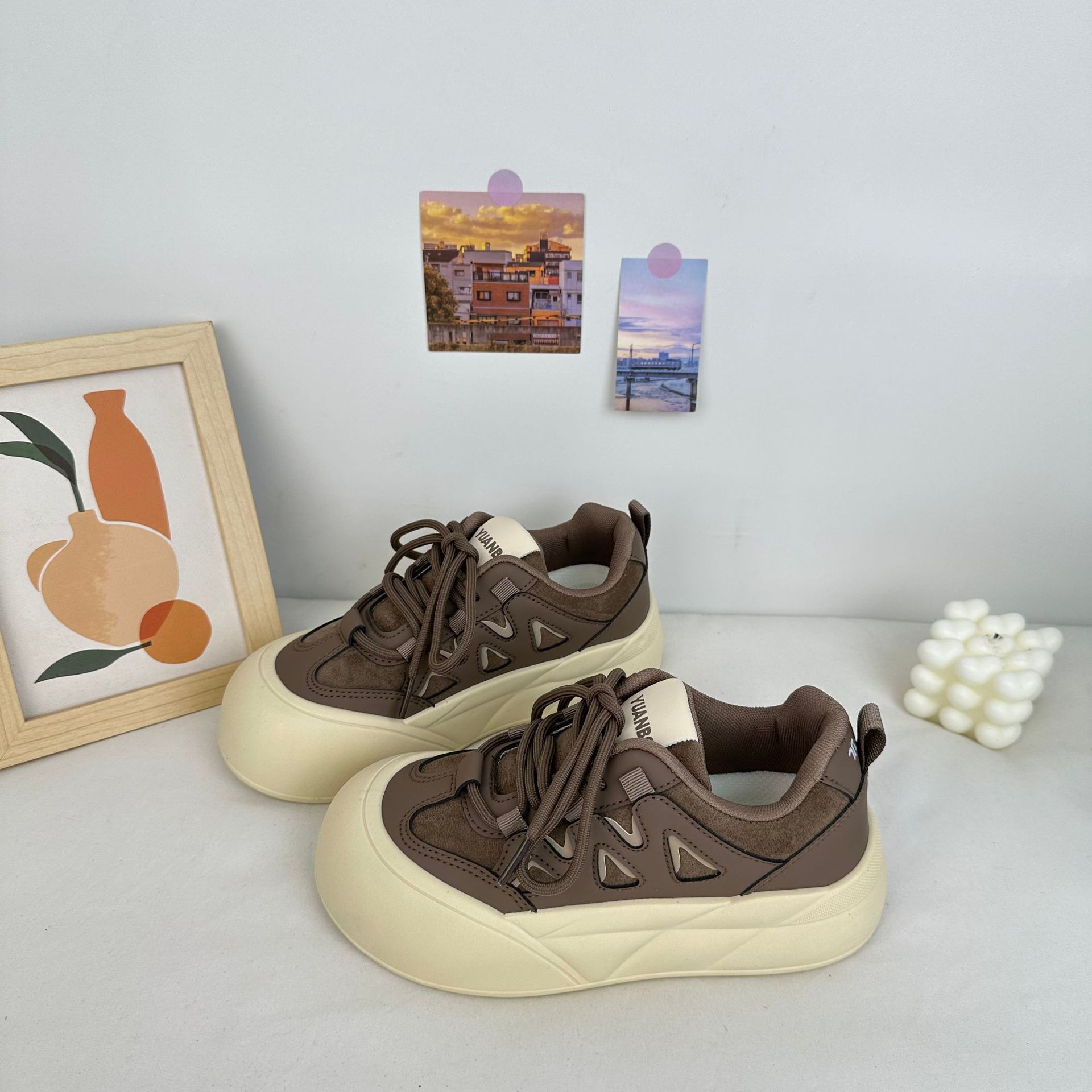 Yuanbo 2024 otoño nuevo estilo coreano universal zapatos de lona de suela gruesa para estudiantes de skate de altura zapatos de moda para mujeres