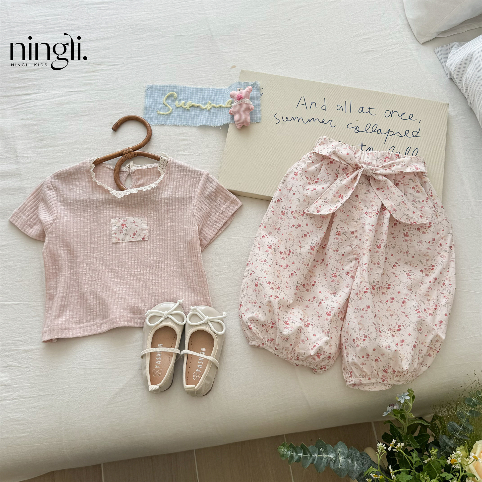 ライムの女の子のスーツの夏服の新型の洋気の赤ちゃんの半袖のtシャツの子供のズボンの夏の薄いタイプの赤ちゃんの服